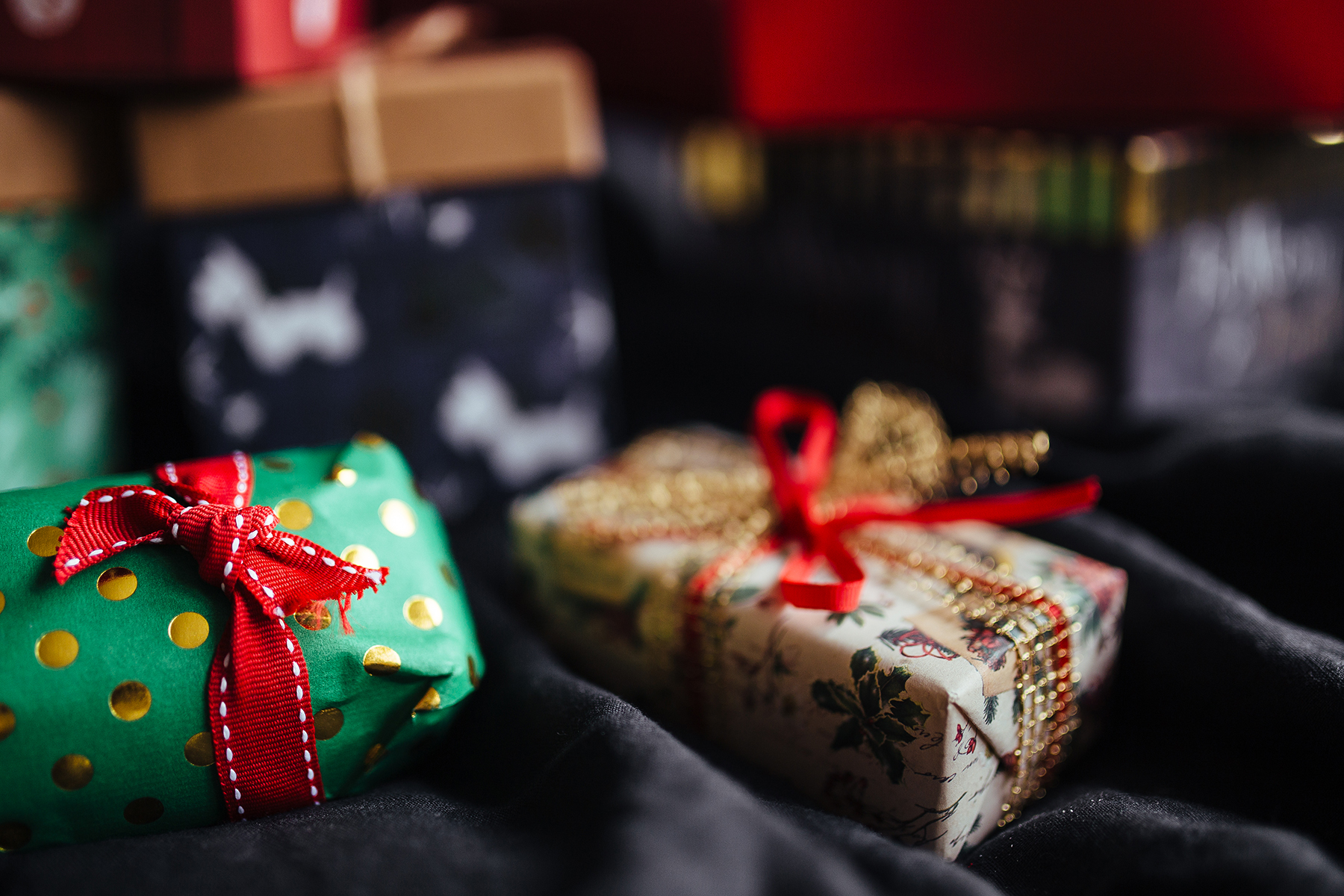 Рождество в казани картинка. Елка отель кемпински санкт-петербург. Christmas 22. Kotingni qis. Елочная игрушка маска.